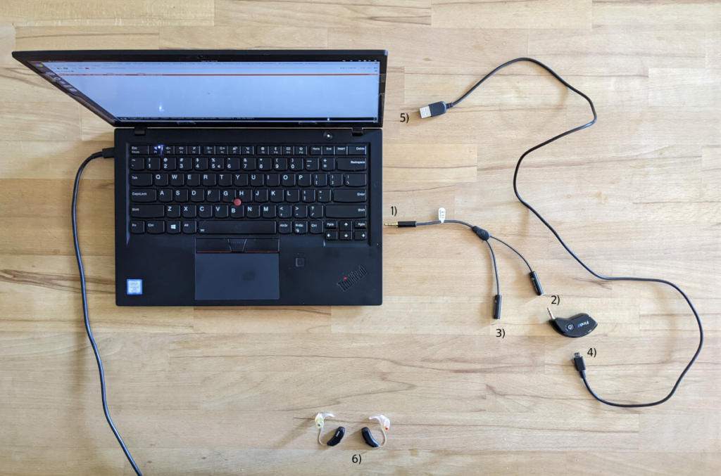 Mein Setup: Laptop, Klinkenweiche, Transmitter, Stromkabel, Hoergeraete