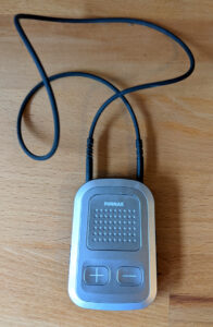 Ein Hoergeraete Bluetooth *Adapter* (*nicht* Transmitter)