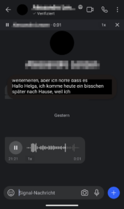 Die Oberfläche des Messengerdienstes "Signal" mit einer Sprachnachricht, deren Text transkribiert wird.