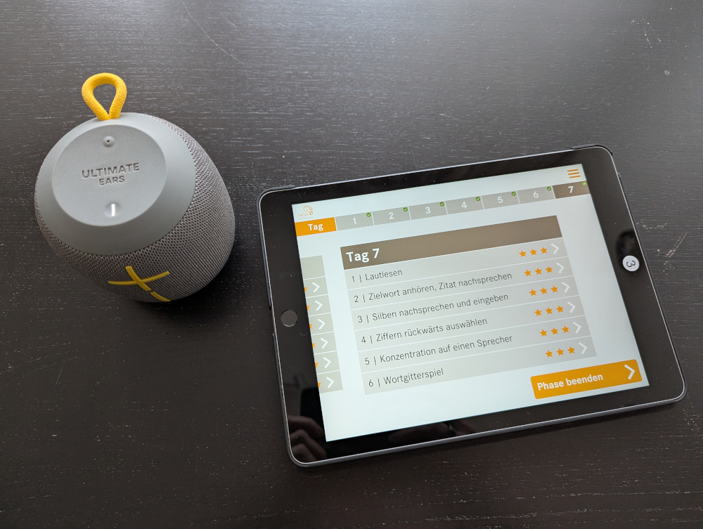 Ein Bluetooth-Lautsprecher und ein Tablet mit der terzo-App.
